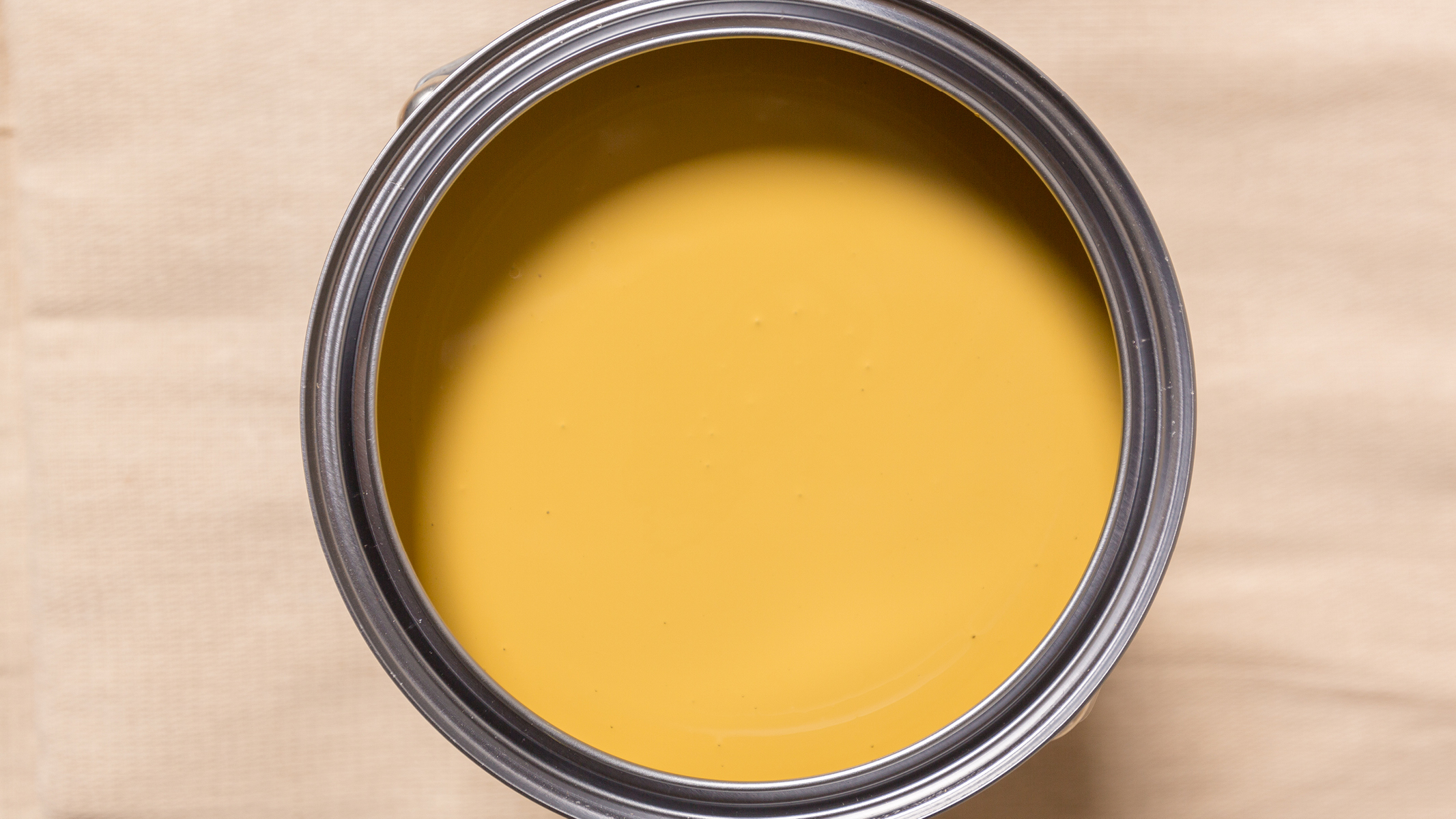 Všechny barvy Dulux obsahují minimální množství VOC Buďte ohleduplní a vybírejte barvy na bázi vody s nízkým obsahem VOC (těkavých organických látek), jelikož obsahují méně rozpouštědel než barvy na stěnu na bázi oleje. Jde o volbu chytrých a zodpovědných dekoratérů.