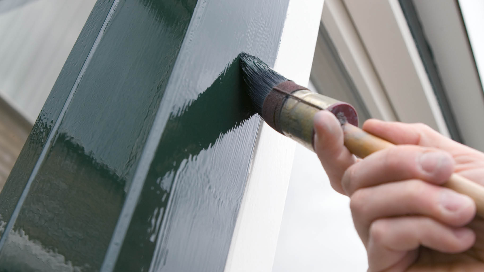 Lesklý parapet Lesklý nátěr je nejlepší na dřevěné plochy uvnitř i venku. Nabízíme ho ve středně lesklém a hodně lesklém finiši, kterému se často říká vysoký lesk.