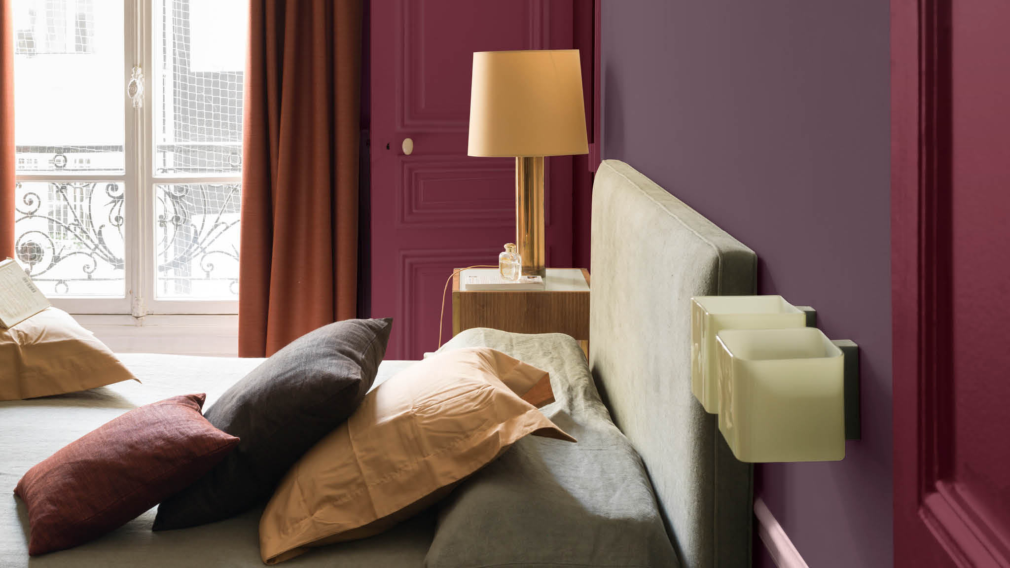 Purpurová ložnice Vytvořte si v ložnici napodobeninu stylového hotelu pomocí palety hutných purpurových tónů. Luxusní vážné purpurové bývají ošidné, ale ve správné kombinaci doplňkových barev působí překvapivě útulně.